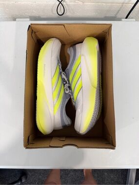 adidas men’s supernova rise 3- white, grey, and yellow size 9